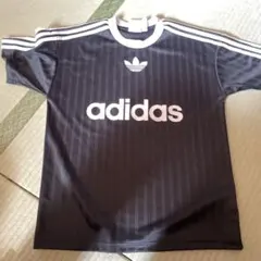 adidas ダークグレー ストライプ Tシャツ