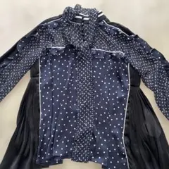 極美品❤︎sacai 19AW ポルカドット シアーサイドプリーツブラウス 紺 1のサムネイル