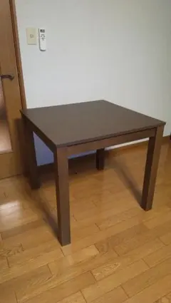 ブラウン木製正方形ダイニングテーブル