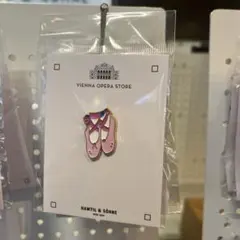 パリのオペラ座のピンバッジ - メルカリ