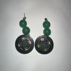 緑色ビーズと金色装飾のピアス