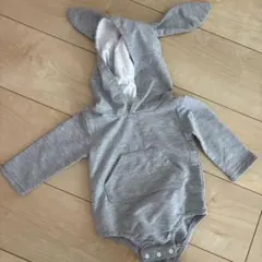 ウサギ耳付きグレーロンパース