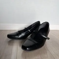 ストラップ付き黒パンプス 23.0 EEEE