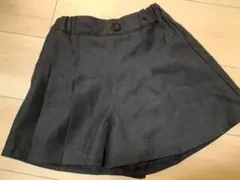 黒のプリーツハーフパンツ