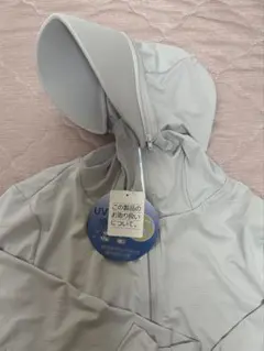 新品タグ付き UVカット つば付きパーカー ライトグレー M-Lのサムネイル