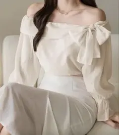 オフショルダークリーム色シフォンブラウス