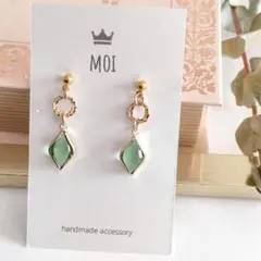 No.252 ひし形フレームガラスストーンとミニフープのピアス　グリーン