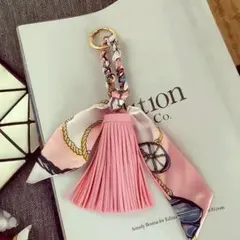 バッグチャーム レディースおしゃれキーホルダー スカーフタッセルエレガントピンク