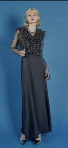 フリル付きダークグレーのロングドレス