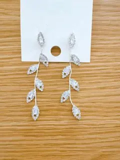 葉の形キラキラピアス