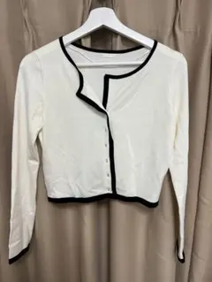 GUホワイト/ブラック ボタン付きカーディガン