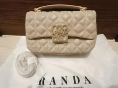 RANDA 2WAY モノグラムビジューキルティングバッグ　グレージュ