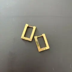 【美品】ゴールド色四角形ピアス