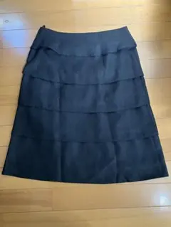 ミツミネ 黒いフリル付きタイトスカート ひざ丈のサムネイル