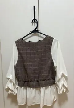 ブラウンチェックビスチェとブラウス