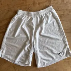 Nike ホワイト ショートパンツ　白