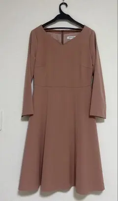ナチュラルビューティベーシック 膝丈ピンクベージュワンピース