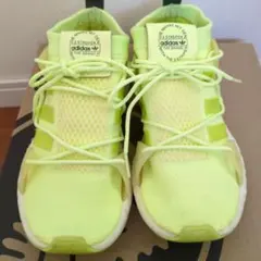 adidas ネオンイエロー スニーカー