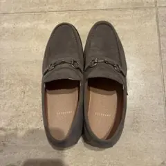 グレージュ スエード ローファー 金属バックル