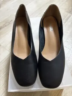 黒 Vカットデザイン パンプス 低ヒール