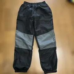 キッズ　裏起毛ナイロンパンツ ブラック　サイズ140