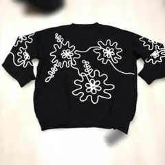 今だけ価格。新品。TRUBEの黒に花柄刺繍の伸縮性ある暖かいセーター