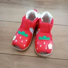 「新品」いちごデザイン 赤 サンダル 15センチ