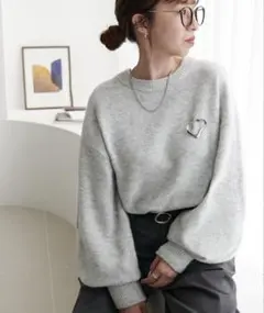 メランジヤーンブローチ付プルオーバー