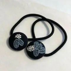 刺繍デザインの黒いヘアゴム2個セット