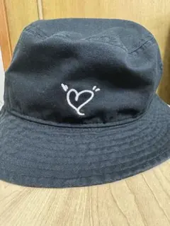 ニューエラ ブラック ハート刺繍 バケットハット　　岩橋玄樹コラボ　帽子