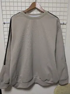 ベージュ クルーネック トレーナー　ストライプ入り