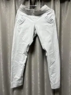 ホワイト スリムフィット カジュアルパンツ