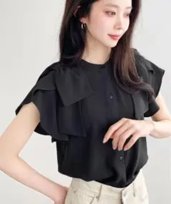 【新品未使用】厚手シフォンラッフルスリーブ肩リボンブラウスのサムネイル