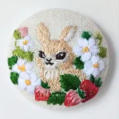 うさぎといちごの刺繍ブローチ｜春のリース｜ハンドメイド｜くるみボタン