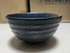 黒い陶器製飯碗 波状デザイン