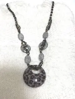 上品なセンターロングネックレス　人気 秋冬 オシャレ