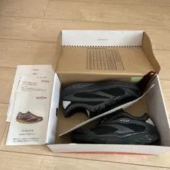 ブラック スニーカー