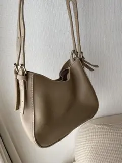 ショルダーバッグ　ベージュ　ノーブランド