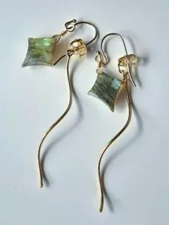 天然石　ラブラドライト　揺れるウェーブチャーム　ピアス/イヤリング