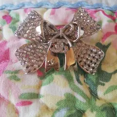 銀色絲帶胸針。贈品。香奈兒。不可立即購買。