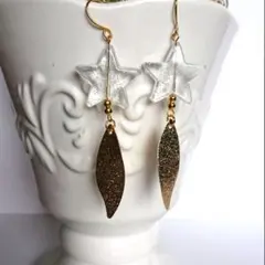 星型アクリルと金色葉のピアス①