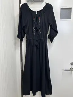 ブラック刺繍入り七分袖ロングワンピース