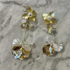 花モチーフのゴールドピアス