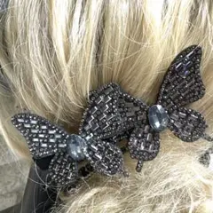 ☆✴︎ヘアピンコーナー690Aキラキラ可愛い立体感双蝶ヘアクリップ約10cm黒灰調