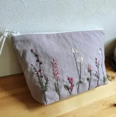 くすみピンク　お花の手刺繍　マチ付きファスナーポーチ　ハンドメイド
