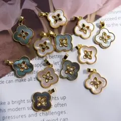 高品質ジルコニア天然シェルクローバー四つ葉チャームペンダント1個250円