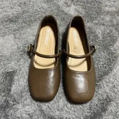 ブラウン ストラップ付き フラットシューズ(22.5cm)新品