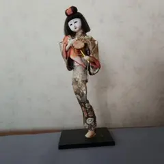 伝統的な日本人形 金色と赤色の着物