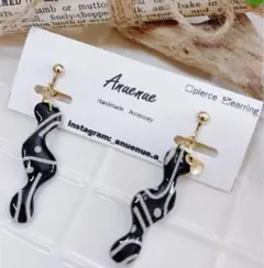 E4大人可愛い揺れるイヤリング　ブラック　可愛い　ゴールド　一点物　個性的　黒