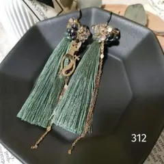 312 猫 ロングタッセル 緑 チェコビーズ ピアス イヤリング